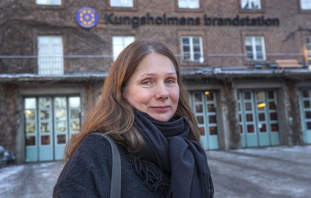Ingrid Sandström framför Kungsholmens brandstation.